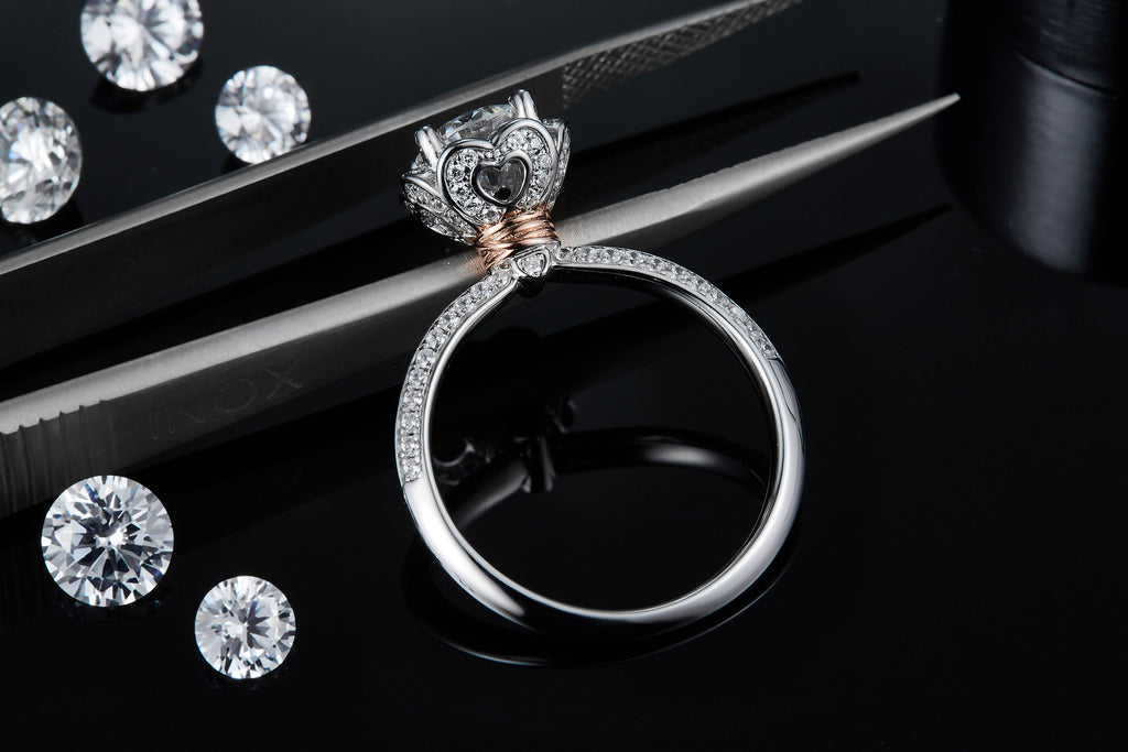 A 1-carat Luxurious And Fashionable Light Luxury Trend Jewelry Silver Ring For Men And Women, Set With Top-quality Moissanite, Made Of S925 Silver-plated Platinum Material.